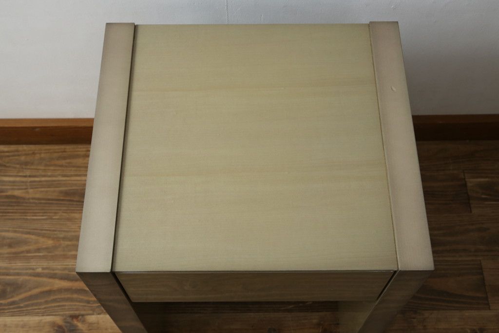 中古　美品　IDC大塚家具　デコレ　府中家具　シンプルかつモダンなデザインの引き出し付きナイトテーブル(サイドテーブル、飾り台、電話台、エンドテーブル、サイドチェスト)(R-083126)
