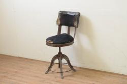アンティーク家具　アーム付きのシックなアンティーク回転椅子(ドクターチェア)(2)