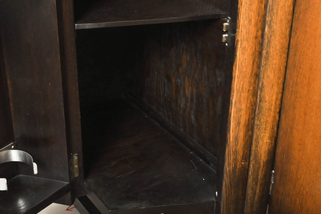 イギリスアンティーク　オーク材　凝ったデザインの脚が目を惹くサイドボード(サイドキャビネット、収納棚、戸棚)(R-061537)