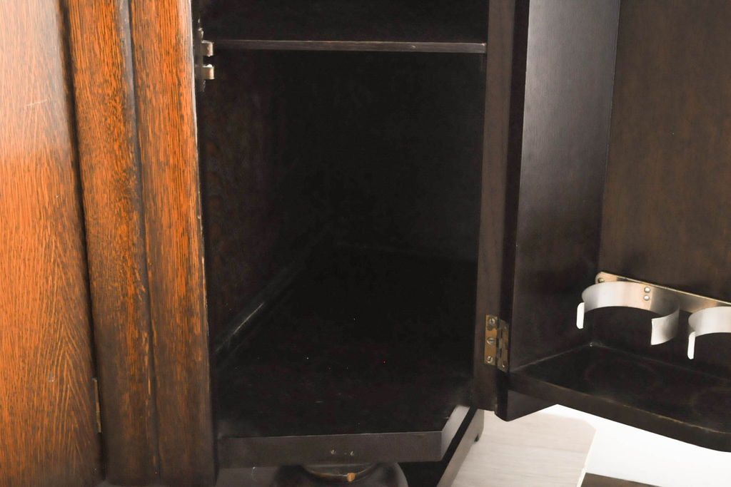 イギリスアンティーク　オーク材　凝ったデザインの脚が目を惹くサイドボード(サイドキャビネット、収納棚、戸棚)(R-061537)