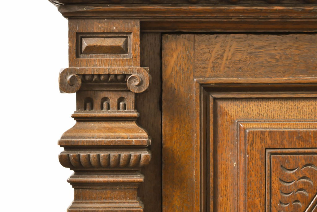 ベルギーアンティーク　オーク材　素晴らしい彫刻がクラシカルな雰囲気を高める縦型キャビネット(飾り棚、収納棚、戸棚)(R-061540)