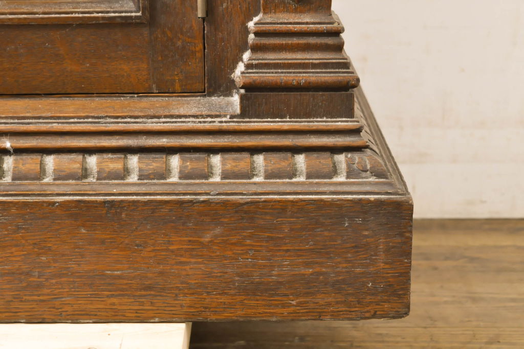 ベルギーアンティーク　オーク材　素晴らしい彫刻がクラシカルな雰囲気を高める縦型キャビネット(飾り棚、収納棚、戸棚)(R-061540)