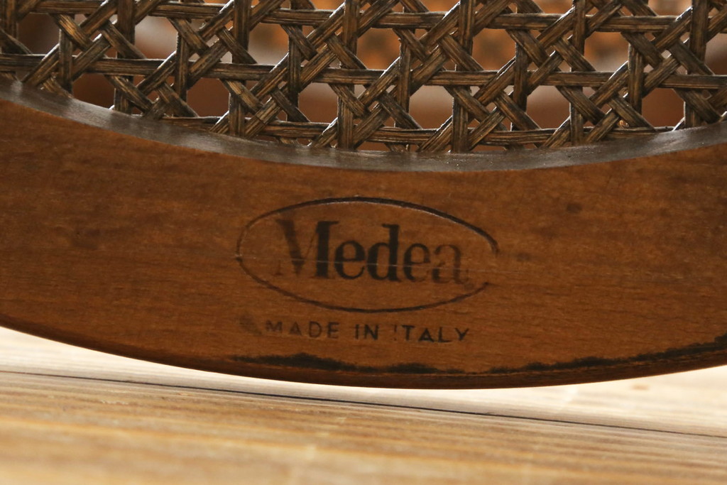中古　美品　イタリア高級家具　メデア(Medea)　品のある佇まいが美しいガラストップサイドテーブル(コーヒーテーブル、ラウンドテーブル、花台、飾り台)(R-074660)