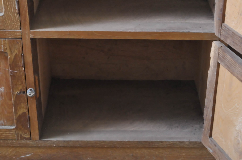 和製ビンテージ　ナラ(楢)材　温かみのある木色がどこか懐かしいマス目(升目)扉の収納棚(ロッカー、サイドボード、下駄箱、キャビネット、ヴィンテージ)(R-068187)