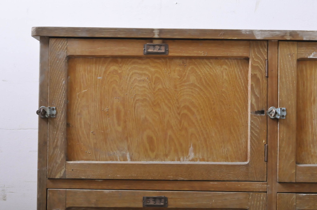 和製ビンテージ　ナラ(楢)材　温かみのある木色がどこか懐かしいマス目(升目)扉の収納棚(ロッカー、サイドボード、下駄箱、キャビネット、ヴィンテージ)(R-068187)