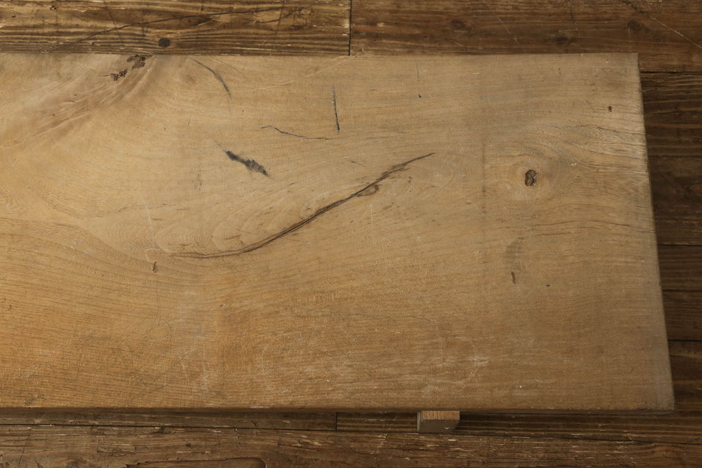 和製アンティーク　明治大正期　栃の木(トチノキ)一枚板　素朴な木の風合いが楽しめる裁ち板(ローテーブル、作業台、飾り台、陳列台)(R-060966)