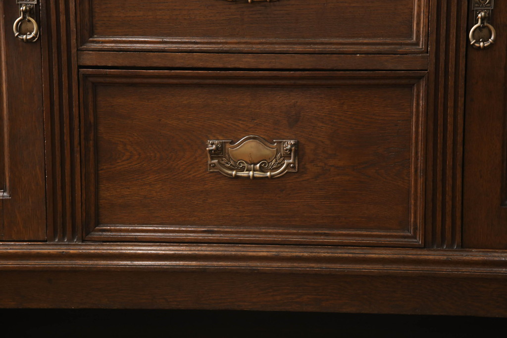 イギリスアンティーク　オーク材　凝ったつくりの取っ手が目を引くサイドボード(キャビネット、収納棚、戸棚)(R-059354)