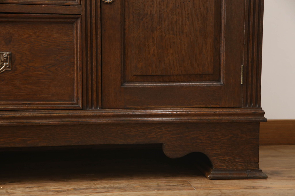 イギリスアンティーク　オーク材　凝ったつくりの取っ手が目を引くサイドボード(キャビネット、収納棚、戸棚)(R-059354)