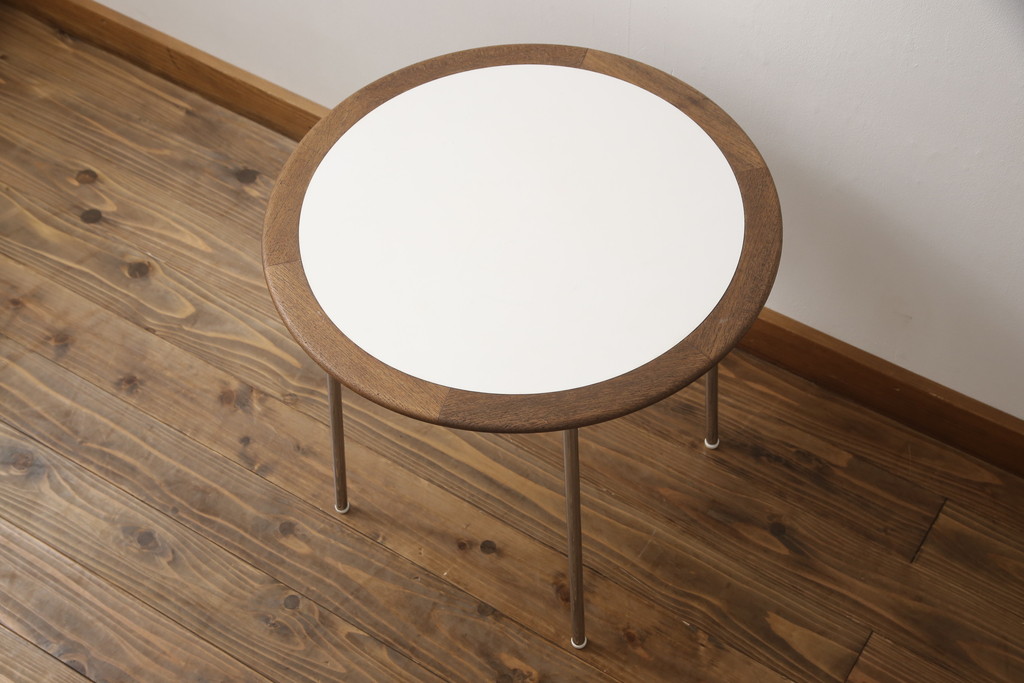 ビンテージ家具　チーク材とメラミン天板の色合わせがお洒落なスチール脚コーヒーテーブル(カフェテーブル、サイドテーブル、ラウンドテーブル、ヴィンテージ)(R-065933)