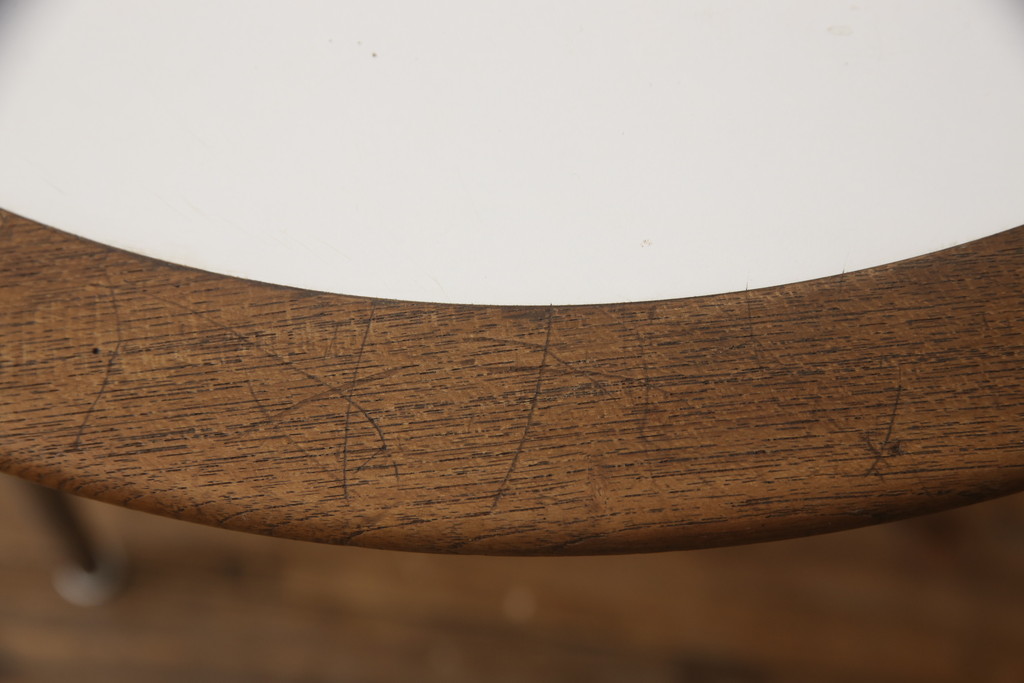 ビンテージ家具　チーク材とメラミン天板の色合わせがお洒落なスチール脚コーヒーテーブル(カフェテーブル、サイドテーブル、ラウンドテーブル、ヴィンテージ)(R-065933)