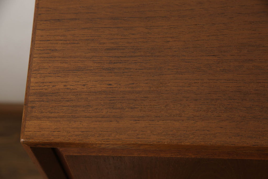 北欧ビンテージ　北欧家具　デンマーク　チーク材　温もり感じる佇まいが魅力のサイドボード(キャビネット、リビングボード、収納棚、ヴィンテージ)(R-051880)