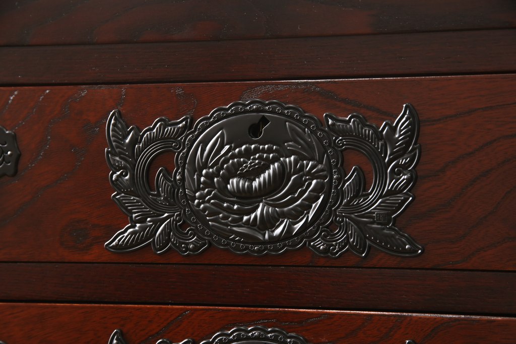 中古　美品　欅産業　漆塗り　迫力たっぷりの牡丹金具が付いた仙台箪笥(小箪笥、収納箪笥、引き出し、サイドチェスト)(R-056612)