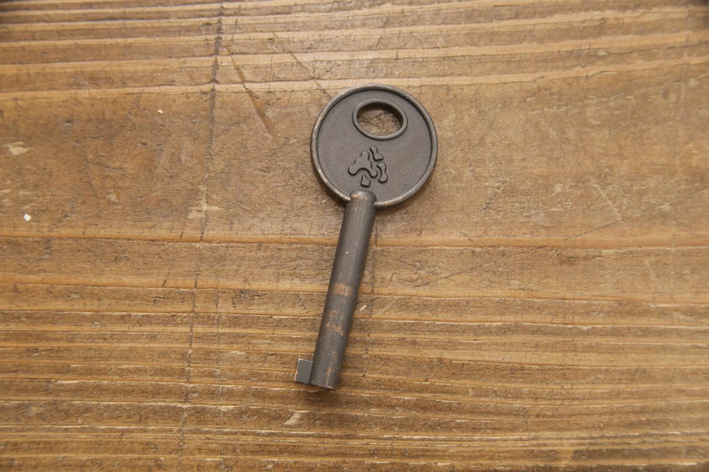 中古　美品　欅産業　漆塗り　迫力たっぷりの牡丹金具が付いた仙台箪笥(小箪笥、収納箪笥、引き出し、サイドチェスト)(R-056612)