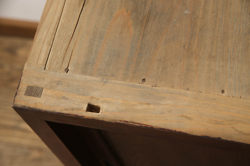 和製アンティーク　欅(ケヤキ)材　杉材　どこか懐かしい雰囲気が漂う奥行きたっぷりな収納棚(戸棚、引き出し、キャビネット)(R-069923)