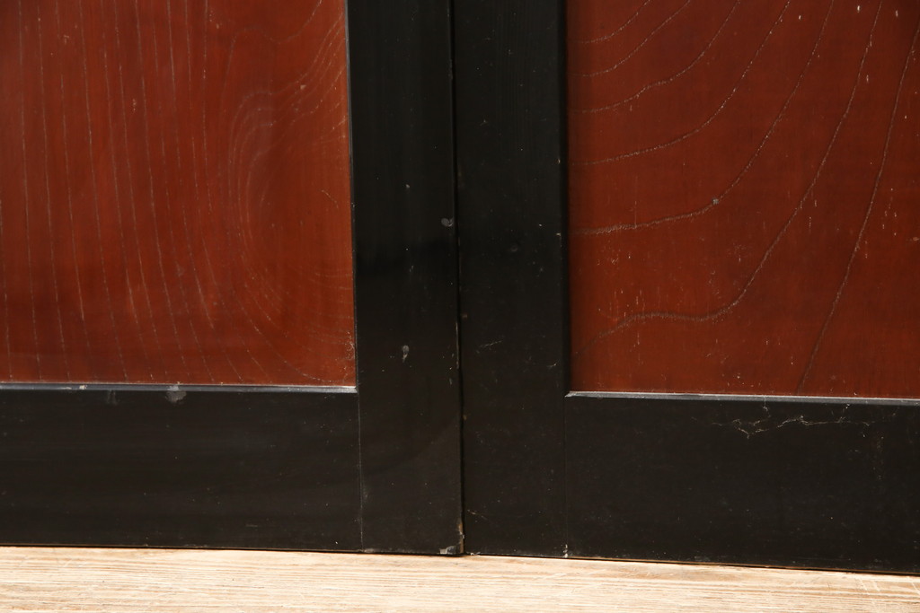 アンティーク建具　最高級　石川県産　総漆塗り　枠杉材・鏡板欅(ケヤキ)材　美しい杢目が目を引く帯戸3枚セット(板戸、引き戸)(R-058360)