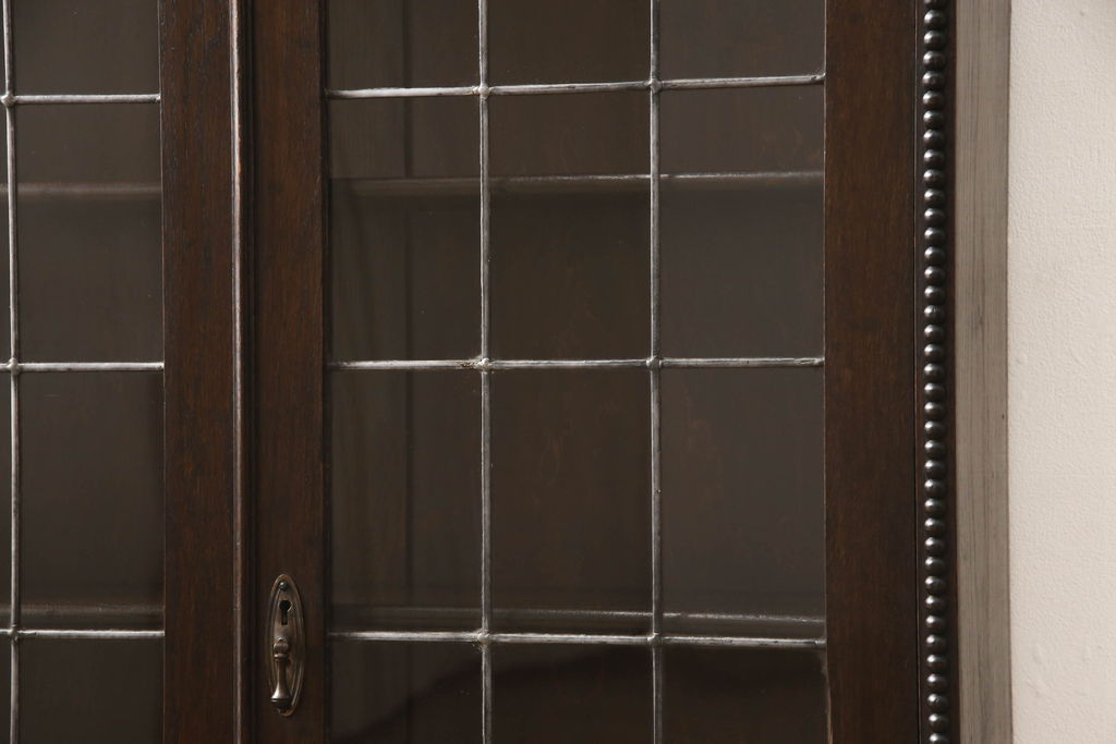 イギリスアンティーク　Aw-Lyn　オーク材　ステンドグラス入り　細部まで凝ったデザインが魅力的なブックケース(本箱、収納棚、戸棚、食器棚、カップボード、キャビネット)(R-060245)