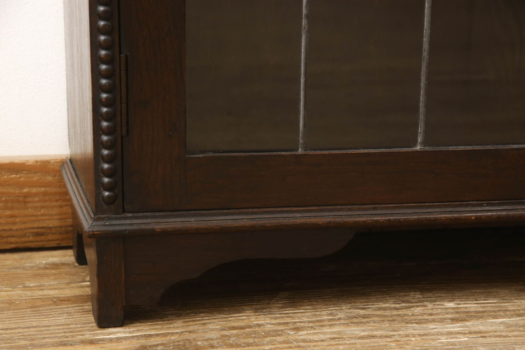 イギリスアンティーク　Aw-Lyn　オーク材　ステンドグラス入り　細部まで凝ったデザインが魅力的なブックケース(本箱、収納棚、戸棚、食器棚、カップボード、キャビネット)(R-060245)