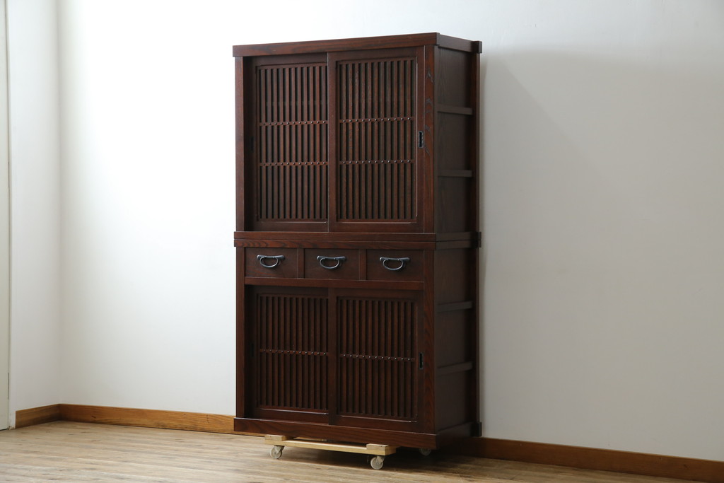 中古　美品　三越百貨店　三方栗材　上質な和の空間を演出する格子引き戸の二段重ね水屋箪笥(食器棚、茶箪笥、キャビネット、収納棚、戸棚、重ねタンス、店舗什器、バラ売り可能)(R-083167)
