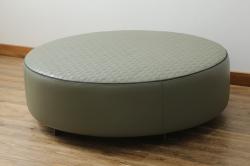 中古　イタリア　ミノッティ(Minotti)　ヤング(YANG)　本革(レザー)　トップのステッチが素敵な洗練された佇まいのオットマン(フットスツール、1Pソファ、椅子、テーブルトップ)(R-070147)