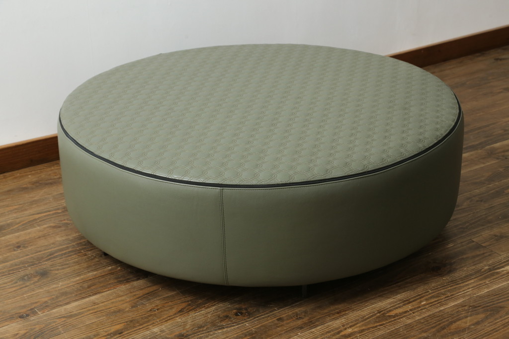 中古　イタリア　ミノッティ(Minotti)　ヤング(YANG)　本革(レザー)　トップのステッチが素敵な洗練された佇まいのオットマン(フットスツール、1Pソファ、椅子、テーブルトップ)(R-070147)