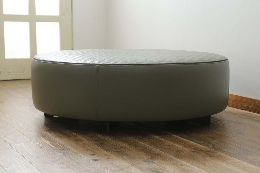 中古　イタリア　ミノッティ(Minotti)　ヤング(YANG)　本革(レザー)　トップのステッチが素敵な洗練された佇まいのオットマン(フットスツール、1Pソファ、椅子、テーブルトップ)(R-070147)
