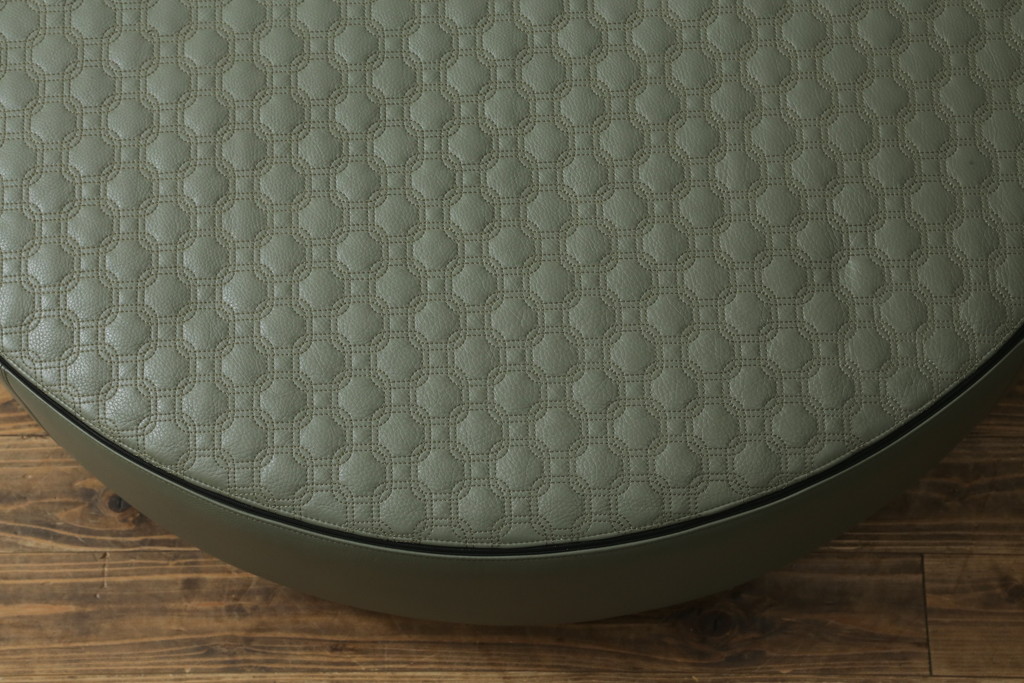 中古　イタリア　ミノッティ(Minotti)　ヤング(YANG)　本革(レザー)　トップのステッチが素敵な洗練された佇まいのオットマン(フットスツール、1Pソファ、椅子、テーブルトップ)(R-070147)