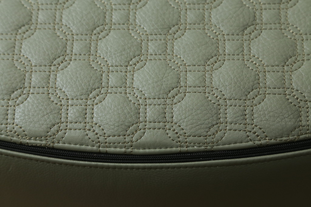 中古　イタリア　ミノッティ(Minotti)　ヤング(YANG)　本革(レザー)　トップのステッチが素敵な洗練された佇まいのオットマン(フットスツール、1Pソファ、椅子、テーブルトップ)(R-070147)