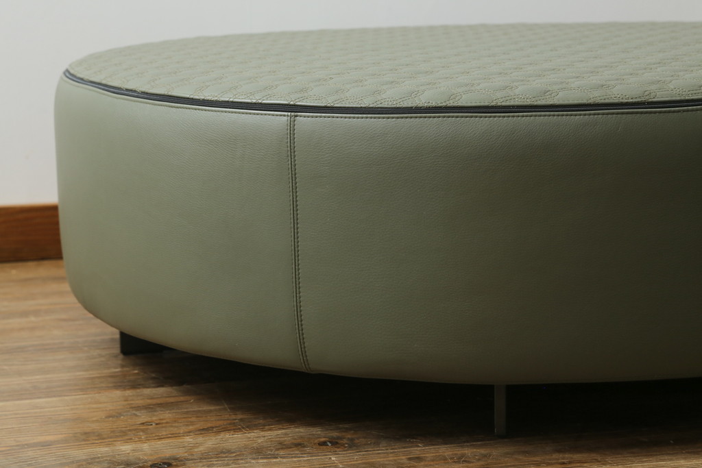 中古　イタリア　ミノッティ(Minotti)　ヤング(YANG)　本革(レザー)　トップのステッチが素敵な洗練された佇まいのオットマン(フットスツール、1Pソファ、椅子、テーブルトップ)(R-070147)
