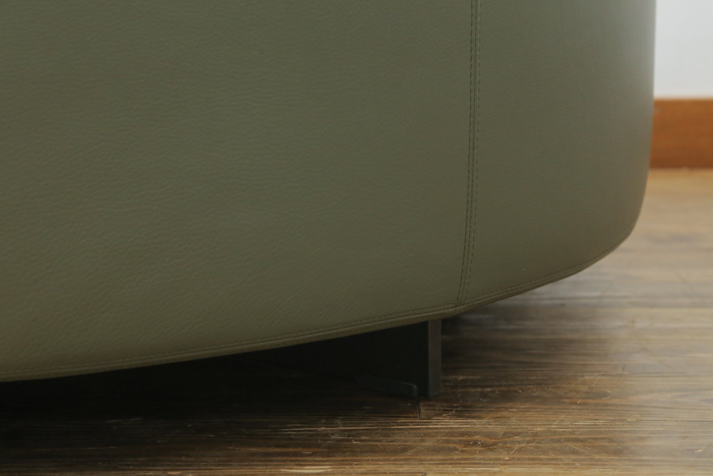 中古　イタリア　ミノッティ(Minotti)　ヤング(YANG)　本革(レザー)　トップのステッチが素敵な洗練された佇まいのオットマン(フットスツール、1Pソファ、椅子、テーブルトップ)(R-070147)