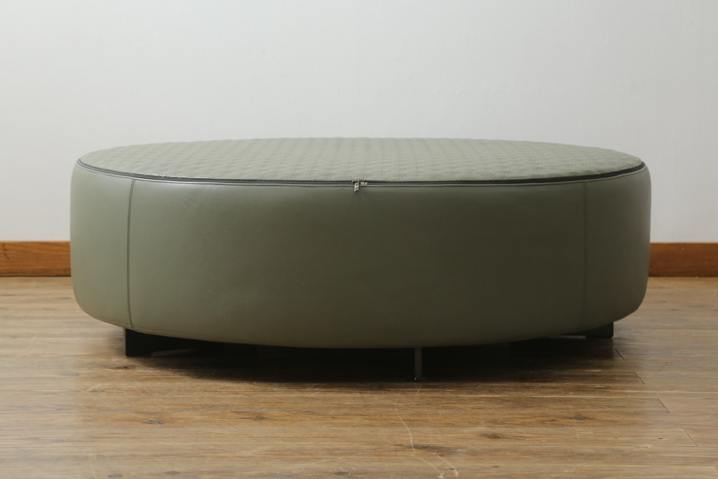 中古　イタリア　ミノッティ(Minotti)　ヤング(YANG)　本革(レザー)　トップのステッチが素敵な洗練された佇まいのオットマン(フットスツール、1Pソファ、椅子、テーブルトップ)(R-070147)