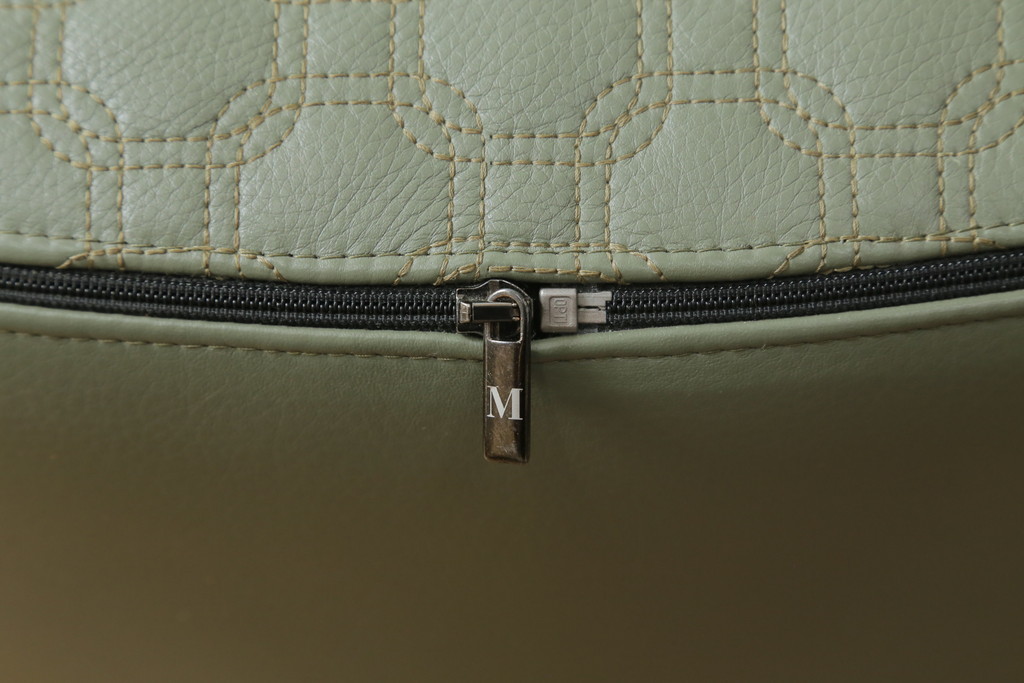 中古　イタリア　ミノッティ(Minotti)　ヤング(YANG)　本革(レザー)　トップのステッチが素敵な洗練された佇まいのオットマン(フットスツール、1Pソファ、椅子、テーブルトップ)(R-070147)