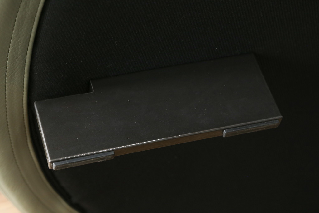 中古　イタリア　ミノッティ(Minotti)　ヤング(YANG)　本革(レザー)　トップのステッチが素敵な洗練された佇まいのオットマン(フットスツール、1Pソファ、椅子、テーブルトップ)(R-070147)