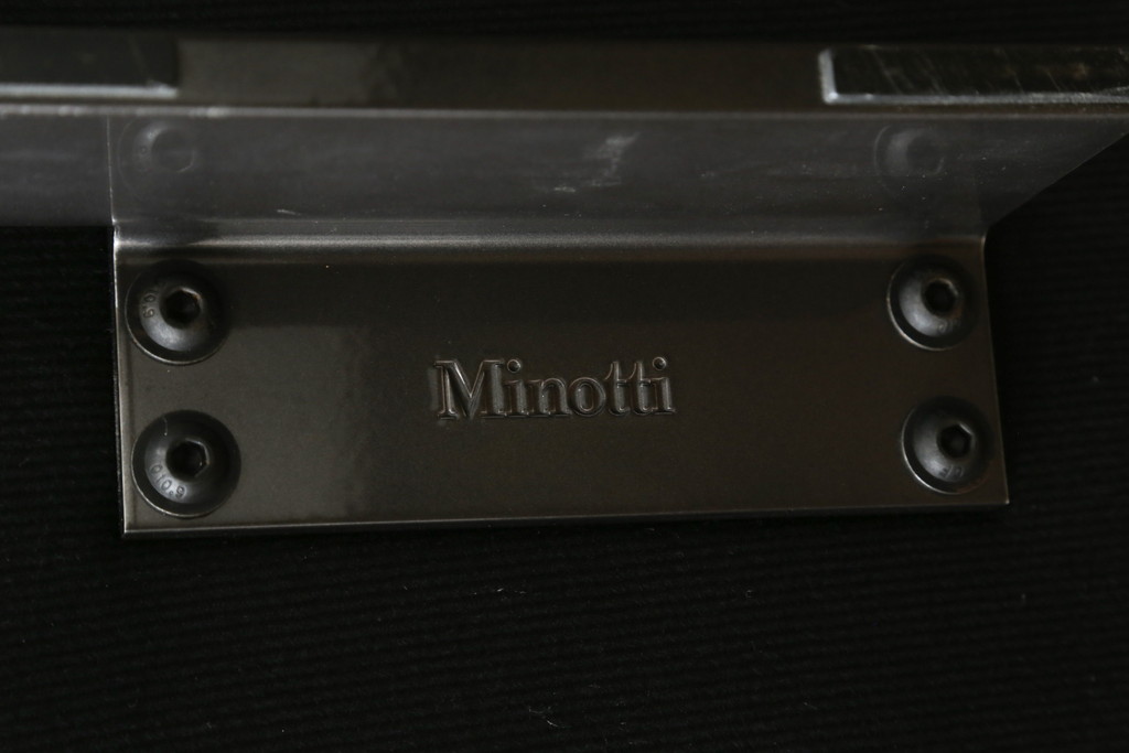 中古　イタリア　ミノッティ(Minotti)　ヤング(YANG)　本革(レザー)　トップのステッチが素敵な洗練された佇まいのオットマン(フットスツール、1Pソファ、椅子、テーブルトップ)(R-070147)