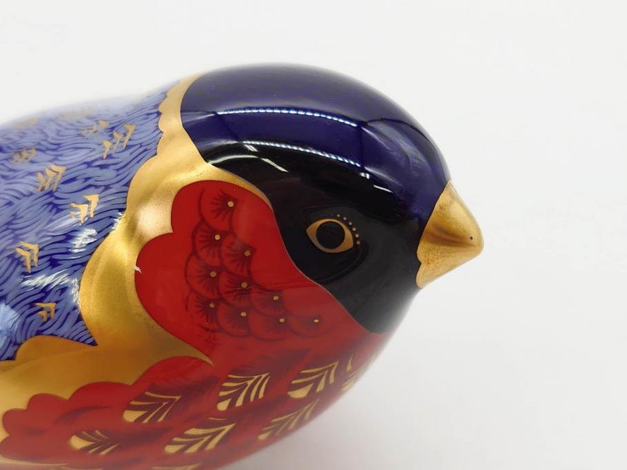イギリス　ROYAL CROWN DERBY(ロイヤルクラウンダービー)　Bullfinch(ブルフィンチ)　華やかな中に可愛らしさを漂わせるフィギュリン(置き物、置物、陶器、オブジェ、ディスプレイ、2004、アトリ科ウソ属、小鳥、英国)(R-076748)