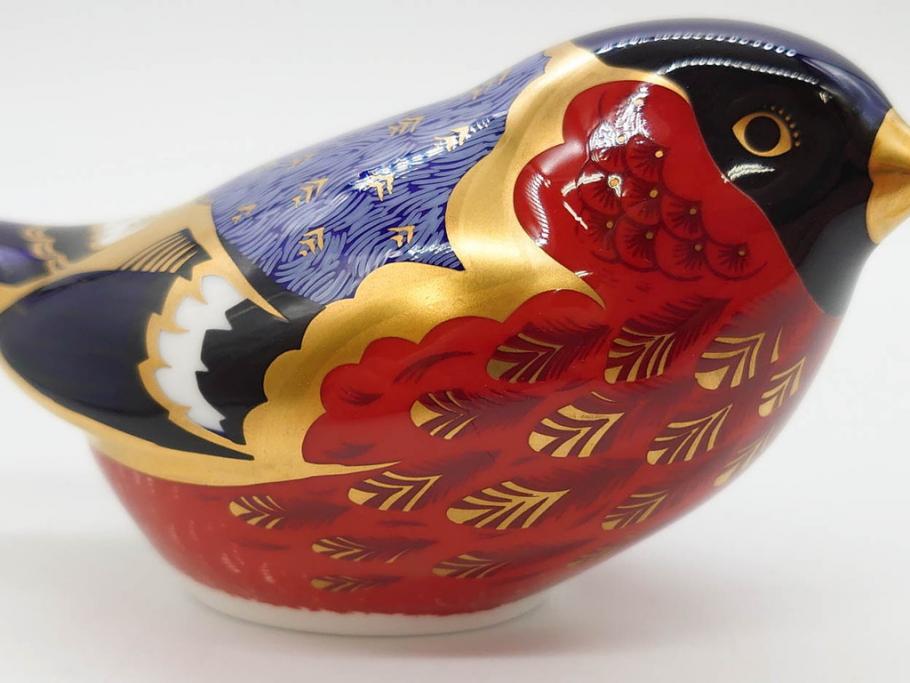 イギリス　ROYAL CROWN DERBY(ロイヤルクラウンダービー)　Bullfinch(ブルフィンチ)　華やかな中に可愛らしさを漂わせるフィギュリン(置き物、置物、陶器、オブジェ、ディスプレイ、2004、アトリ科ウソ属、小鳥、英国)(R-076748)