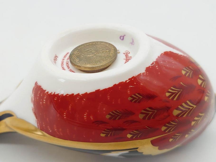イギリス　ROYAL CROWN DERBY(ロイヤルクラウンダービー)　Bullfinch(ブルフィンチ)　華やかな中に可愛らしさを漂わせるフィギュリン(置き物、置物、陶器、オブジェ、ディスプレイ、2004、アトリ科ウソ属、小鳥、英国)(R-076748)