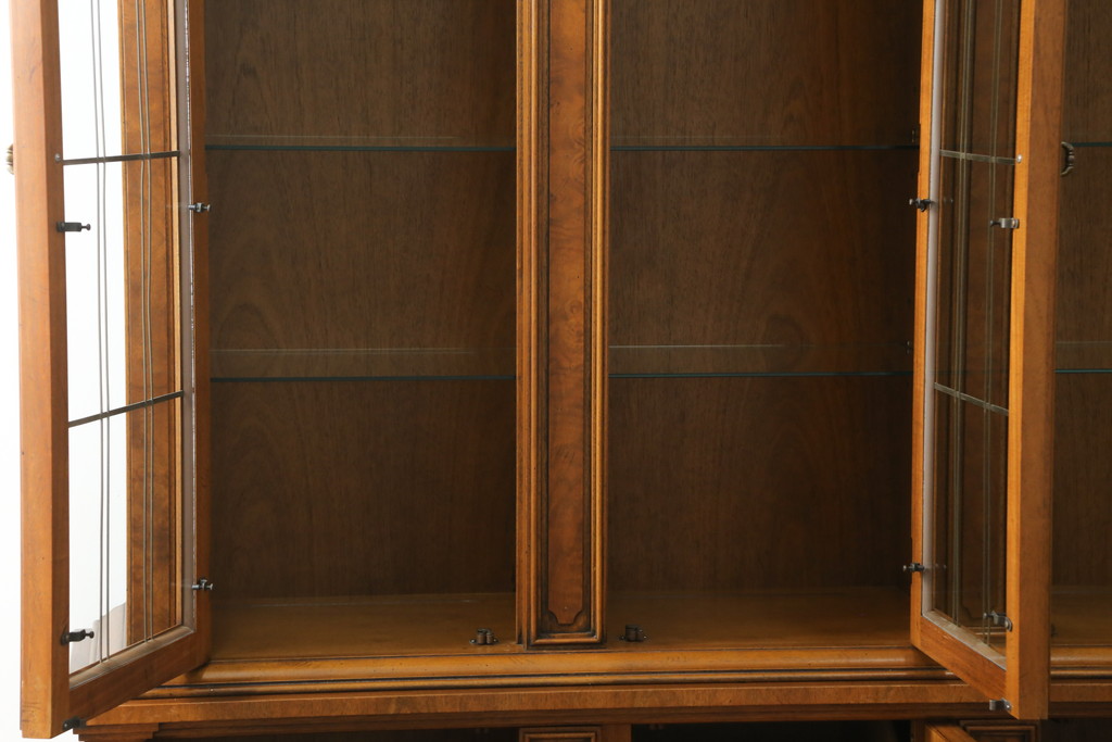 中古　美品　DREXEL HERITAGE(ドレクセルヘリテイジ)　FRANCESCA(フランチェスカ)シリーズ　照明付き!堂々とした佇まいのキャビネット(収納棚、戸棚、食器棚、カップボード、飾り棚)(定価約141万円)(R-075997)