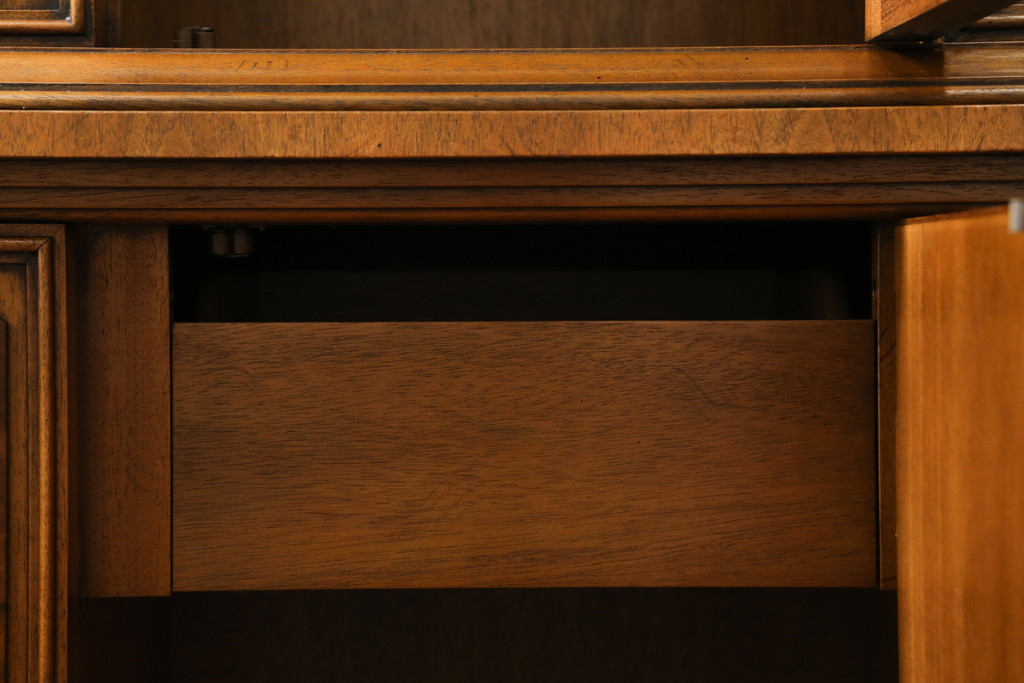 中古　美品　DREXEL HERITAGE(ドレクセルヘリテイジ)　FRANCESCA(フランチェスカ)シリーズ　照明付き!堂々とした佇まいのキャビネット(収納棚、戸棚、食器棚、カップボード、飾り棚)(定価約141万円)(R-075997)