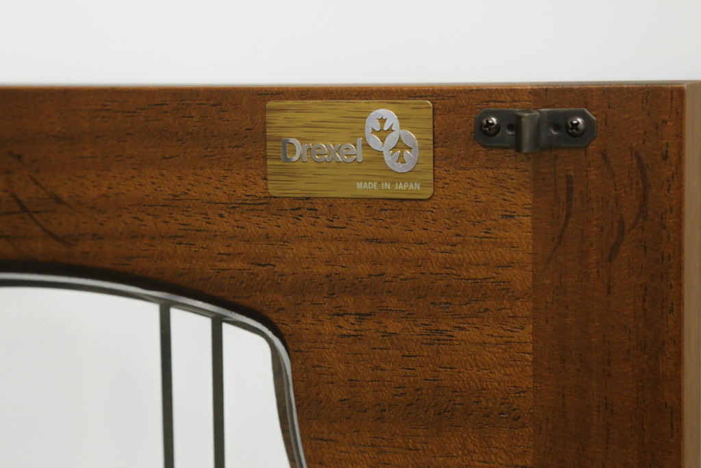 中古　美品　DREXEL HERITAGE(ドレクセルヘリテイジ)　FRANCESCA(フランチェスカ)シリーズ　照明付き!堂々とした佇まいのキャビネット(収納棚、戸棚、食器棚、カップボード、飾り棚)(定価約141万円)(R-075997)