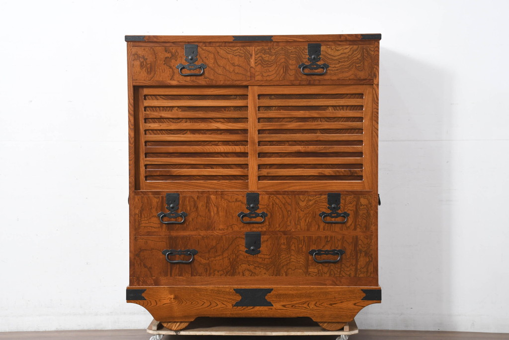 中古　新古品　未使用　展示品　二本松工藝館　田中家具　欅(ケヤキ)材玉杢　桐材　すっきりしとしたデザインの車箪笥(和タンス、収納箪笥、サイドボード、収納棚、戸棚、サイドキャビネット)(定価約121万円)(R-081136)
