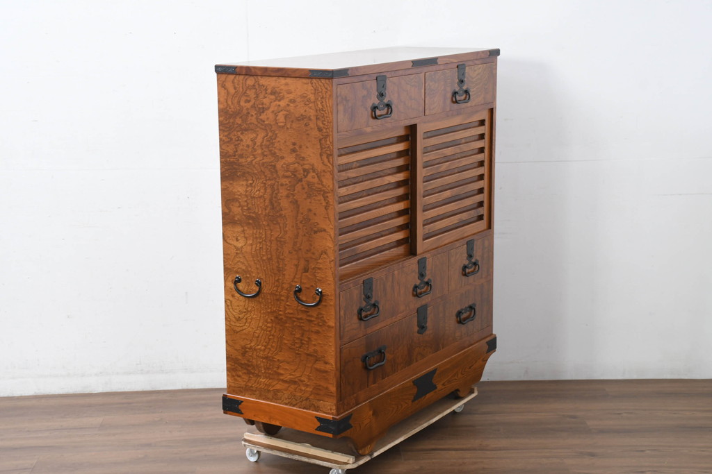 中古　新古品　未使用　展示品　二本松工藝館　田中家具　欅(ケヤキ)材玉杢　桐材　すっきりしとしたデザインの車箪笥(和タンス、収納箪笥、サイドボード、収納棚、戸棚、サイドキャビネット)(定価約121万円)(R-081136)