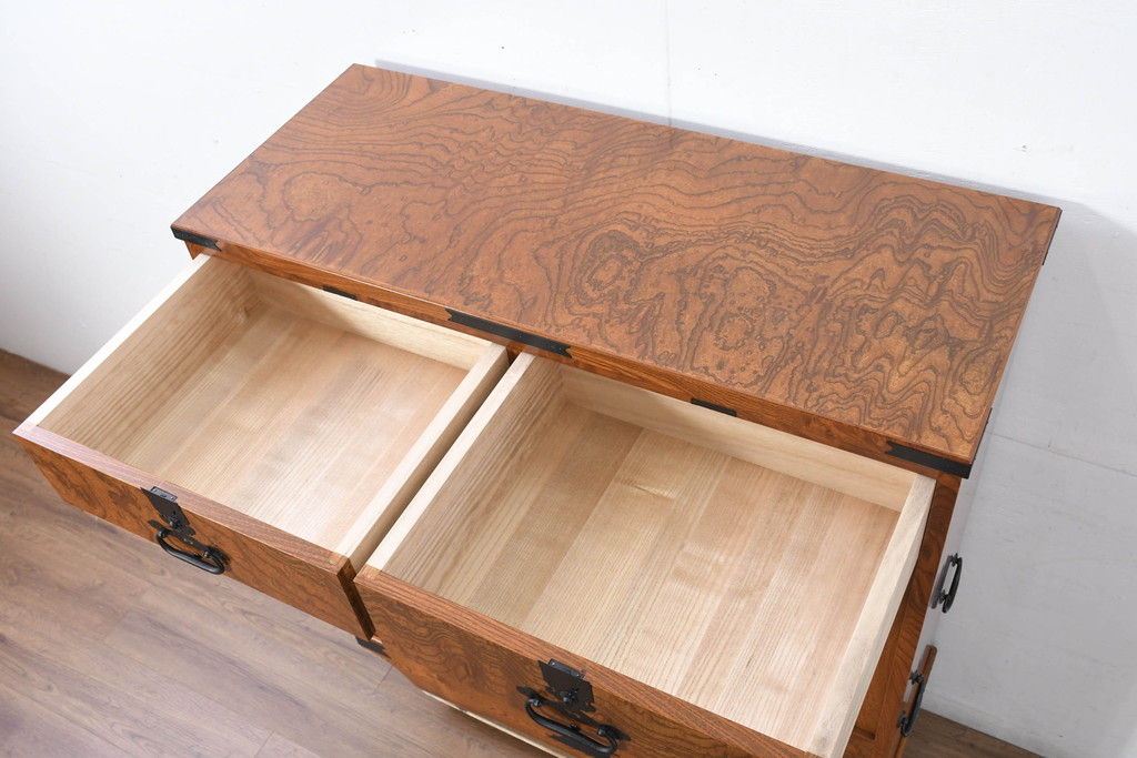 中古　新古品　未使用　展示品　二本松工藝館　田中家具　欅(ケヤキ)材玉杢　桐材　すっきりしとしたデザインの車箪笥(和タンス、収納箪笥、サイドボード、収納棚、戸棚、サイドキャビネット)(定価約121万円)(R-081136)