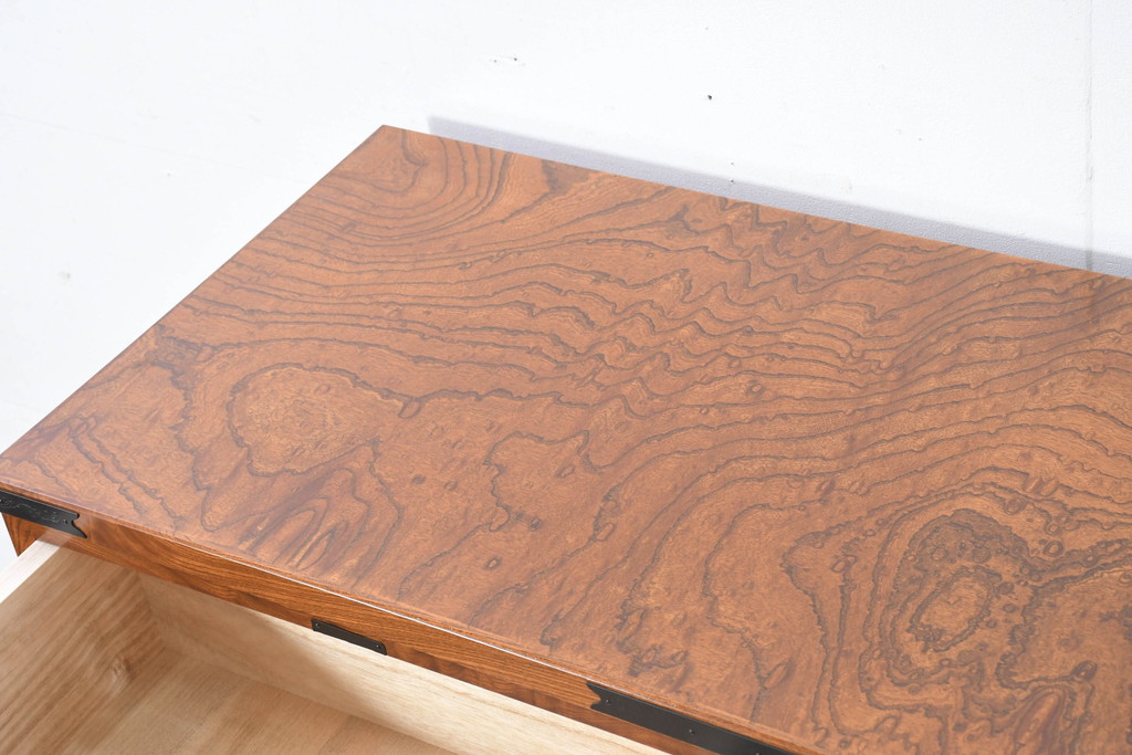 中古　新古品　未使用　展示品　二本松工藝館　田中家具　欅(ケヤキ)材玉杢　桐材　すっきりしとしたデザインの車箪笥(和タンス、収納箪笥、サイドボード、収納棚、戸棚、サイドキャビネット)(定価約121万円)(R-081136)