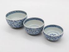 古玩　染付　約13cm　4.2寸　独創的な絵付けに惹かれる蓋付き茶碗3客セット(中国?、古伊万里、雲文、蓋茶碗、どんぶり、器、四寸二分)(R-079603)