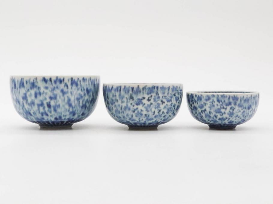 江戸期　染付　微塵唐草　松竹梅　三つ重ね　繊細に描かれた絵柄が素敵な酒杯3客セット(三ツ重、おちょこ、お猪口、ぐい呑み、湯のみ、湯呑み、盃、酒器、和食器)(R-083087)