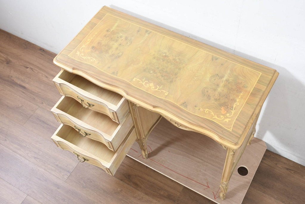 中古　イタリア輸入家具　かわいいロココデザイン　アンティーク調　柔らかなアイボリーカラーが空間を華やかに彩る彫刻入り片袖机(デスク、ワークデスク、片袖デスク、在宅用、在宅ワーク用)(定価約21万円)(R-083204)