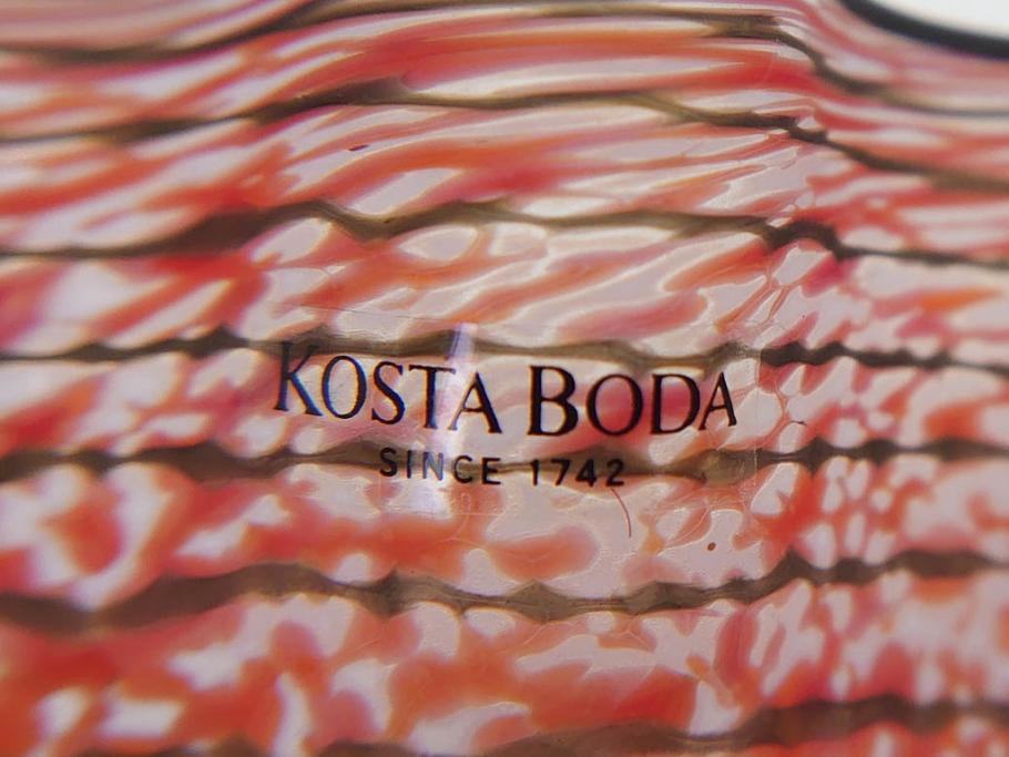 スウェーデン　KOSTA BODA(コスタボダ)　Ulrica Hydman Vallien(ウルリカ・ヒードマン・ヴァリーン)　ユーモアあふれるデザインが目を惹くフラワーベース(花瓶、花器、花入、ディスプレイ、レッド、北欧)(R-076752)