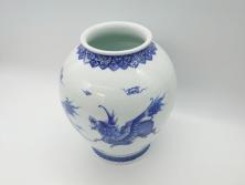 【骨董買取】明治期　鍋島焼　鍋島家　染付　杏葉の紋　麒麟図の飾り壺(花瓶、花入れ)を買取りました。