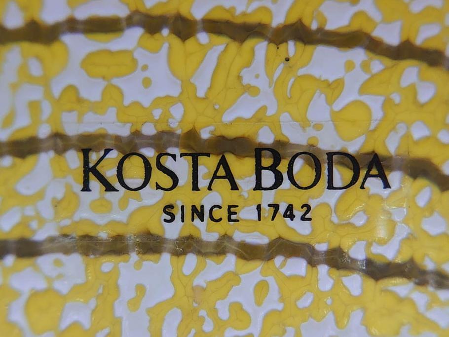 スウェーデン　KOSTA BODA(コスタボダ)　Ulrica Hydman Vallien(ウルリカ・ヒードマン・ヴァリーン)　ユーモアあふれるデザインとイエローカラーが空間のアクセントになるフラワーベース(花瓶、花器、花入、ディスプレイ、北欧)(R-076753)