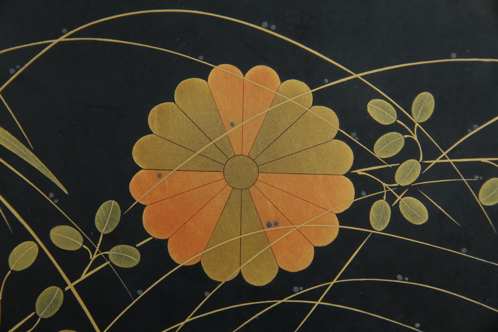 中古　民芸家具　高級品　総漆塗り　金彩秋草蒔絵　小振りサイズが珍しい!淑やかな佇まいの座卓(ローテーブル、センターテーブル、リビングテーブル)(R-083307)